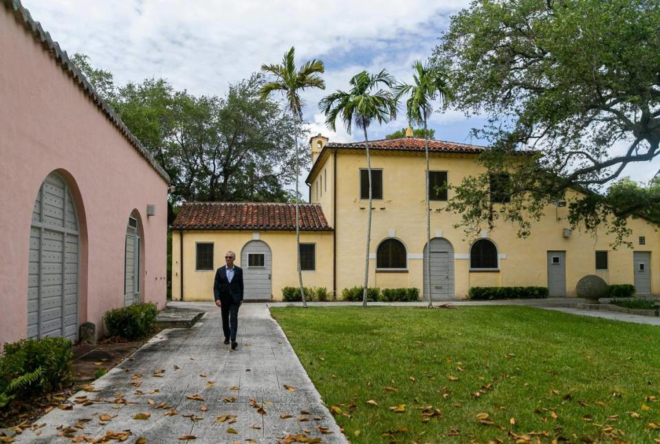 Joel Hoffman, presidente ejecutivo del Vizcaya Museum & Gardens, camina por la granja de Vizcaya Village, que se encuentra al otro lado de South Miami Avenue desde la propiedad principal. La villa, antigua granja de trabajo y zona de mantenimiento de la finca, será restaurada y abierta al público en el marco de una renovación multimillonaria.