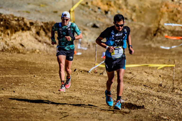 Sergio Pereyra y Pau Capell pelean por la punta de la carrera, en la subida al Cerro Chapelco, en el kilómetro 12