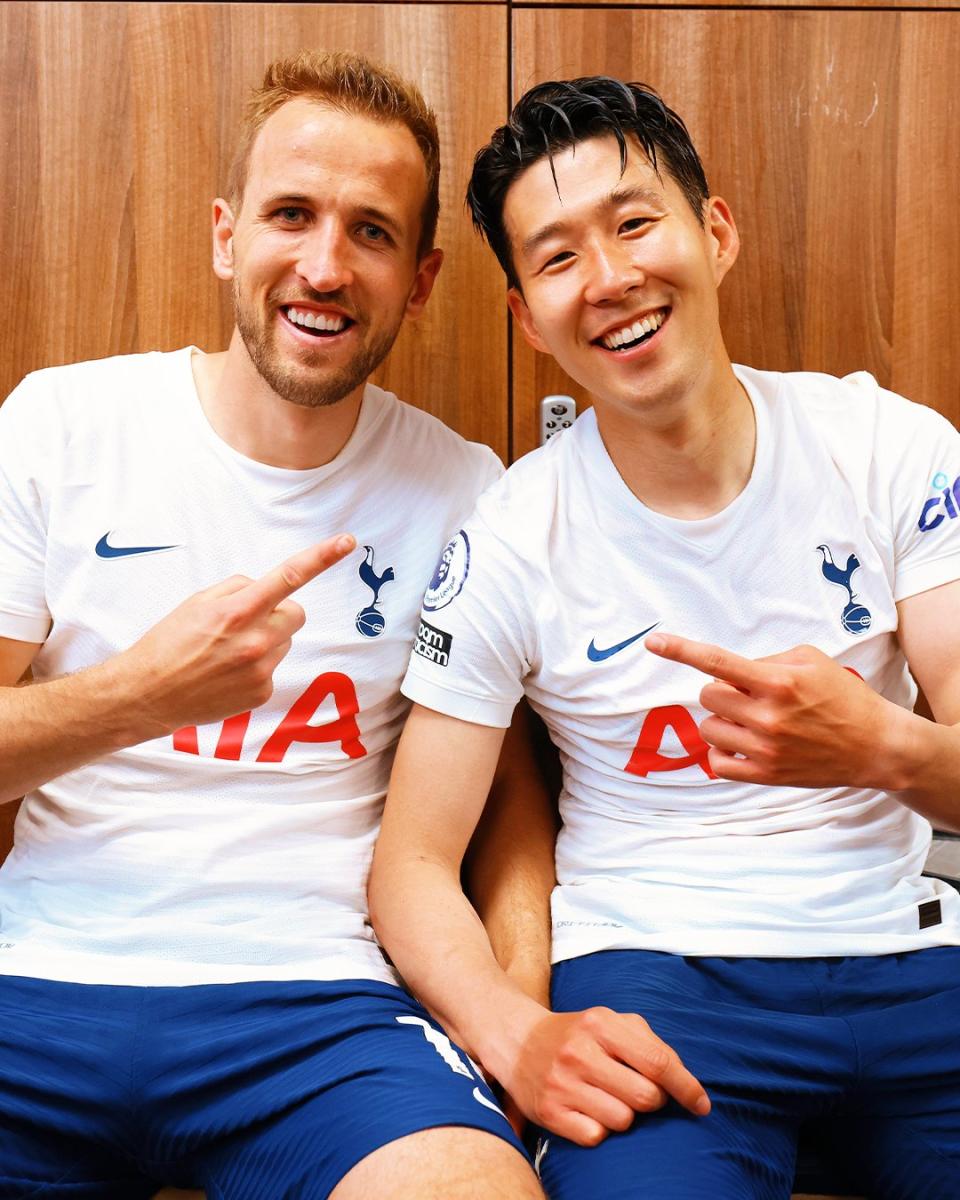 孫興慜(右)與Harry Kane(左)在賽季最後1輪助托特納姆熱刺5比0大勝，重返歐洲冠軍聯賽，賽後在更衣室開心合影。(取自Tottenham Hotspur Twitter)