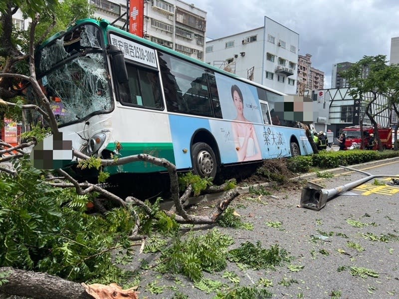 新北市蘆洲集賢路18日中午發生公車疑失控撞上中央新北市蘆洲集賢路18日中午發生公車疑失控撞上中央分隔島，接連撞斷多棵路樹後才停止，造成一名乘客受傷送醫。 （翻攝照片／中央社）分隔島，接連撞斷多棵路樹後才停止，造成一名乘客受傷送醫。 （翻攝照片／中央社資料照）