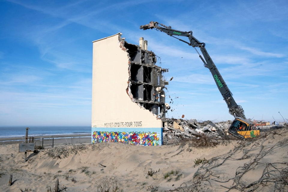Destruction du bâtiment Signal, menacé par l'érosion côtière à Soulac-sur-Mer (Gironde), en février 2023.  - Credit:VALENTINO BELLONI / Hans Lucas / Hans Lucas via AFP