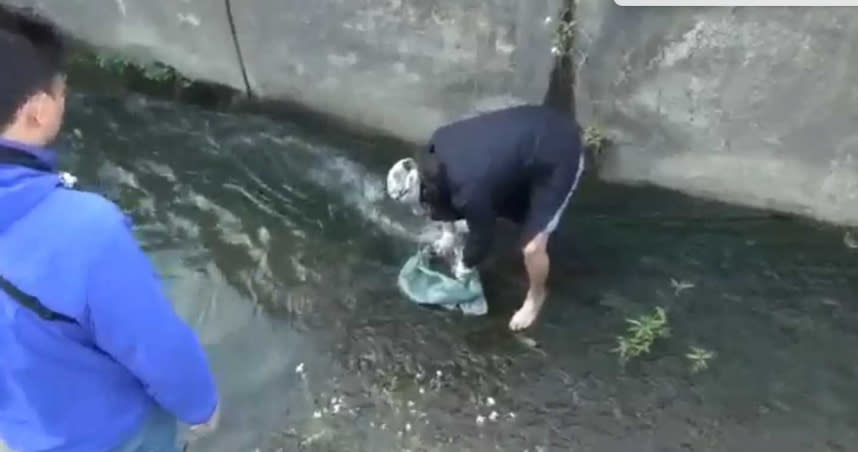 警方於台中一處溝渠找到陳嫌搶銀行所用的衝鋒槍。（圖／翻攝畫面）