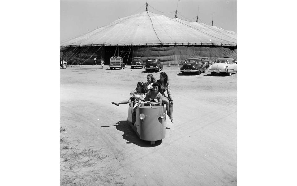 <p>A group of circus girls take a ride during rehearsal in 1949.</p>