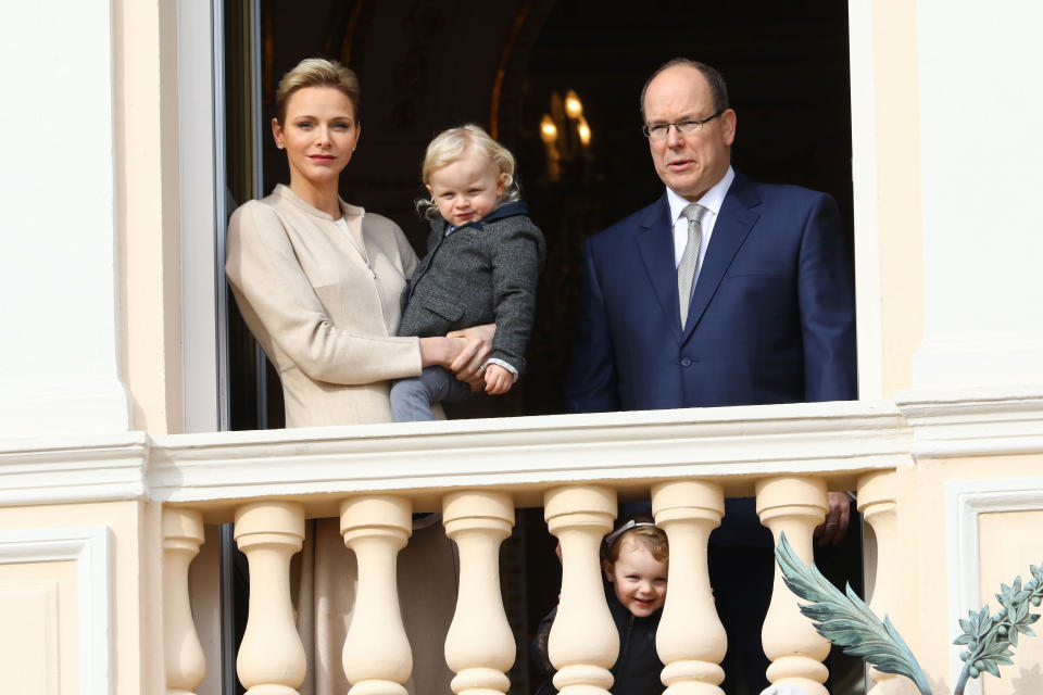 <p><span>Ja, auf diesem Bild verstecken sich tatsächlich vier Royals. Fürstin Charlène, Prinz Jaques und Fürst Albert sind klar, doch wer findet die kleine, freche Prinzessin Gabriella? (Foto: ddp)</span> </p>