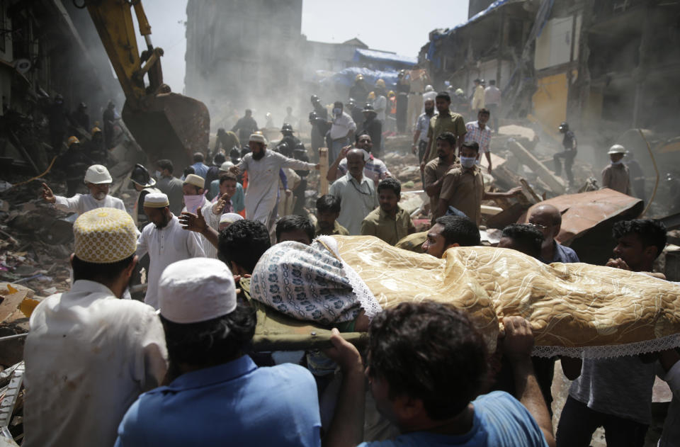 <p>The body of a victim is carried out from the site of a building collapse in Mumbai, India, Aug. 31, 2017. (Photo: Rafiq Maqbool/AP) </p>