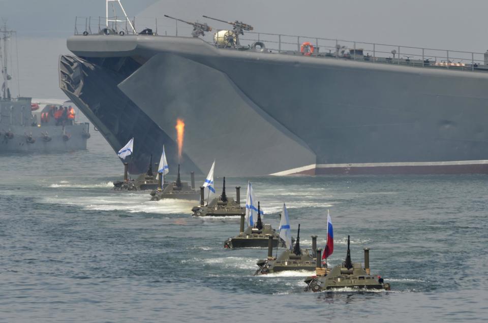 Russian amphibious vehicles drive in formation during celebrations to mark Navy Day in the far eastern Russian port of Vladivostok July 27, 2014. REUTERS/Yuri Maltsev (RUSSIA - Tags: POLITICS MILITARY ANNIVERSARY)