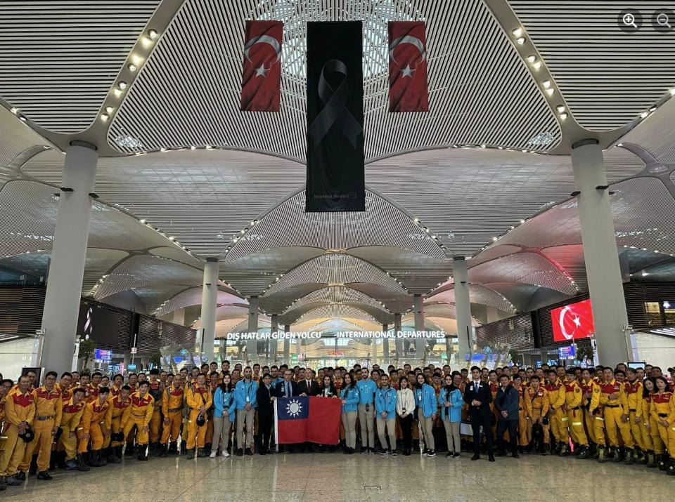 台灣搜救隊於土耳其伊斯坦堡機場搭機返台時，現場響起長達4至5分鐘的掌聲。圖片來源：中央社