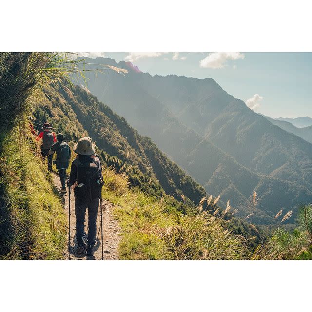 田馥甄換上顏色較為沉著的登山服，運用灰階色為基底，去混搭深紫色、深灰色的緊身衣與登山褲