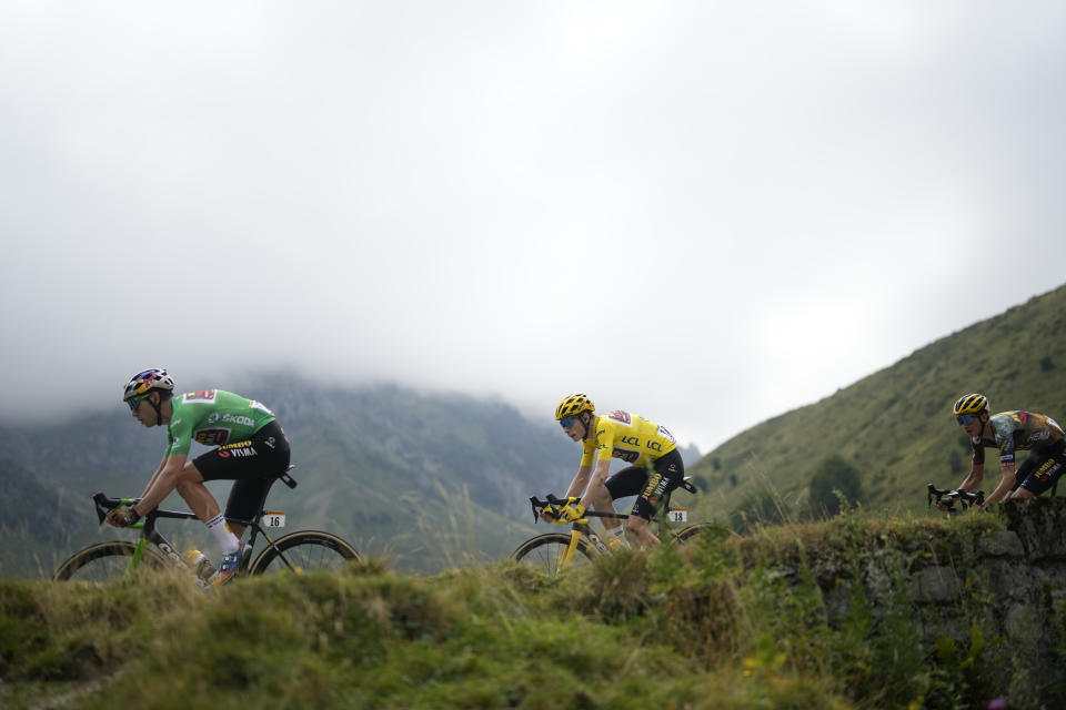 El líder general Jonas Vingegaard (amarillo) durante la 17ma etapa del Tour de Francia, el miércoles 20 de julio de 2022. (AP Foto/Thibault Camus)