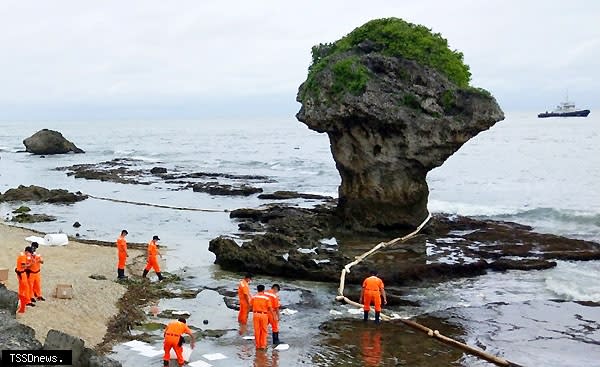 中油大林外海輸油管線破裂，油污飄至小琉球花瓶岩海域，屏東縣環保局及海巡緊急展開除污行動。（記者毛莉攝）