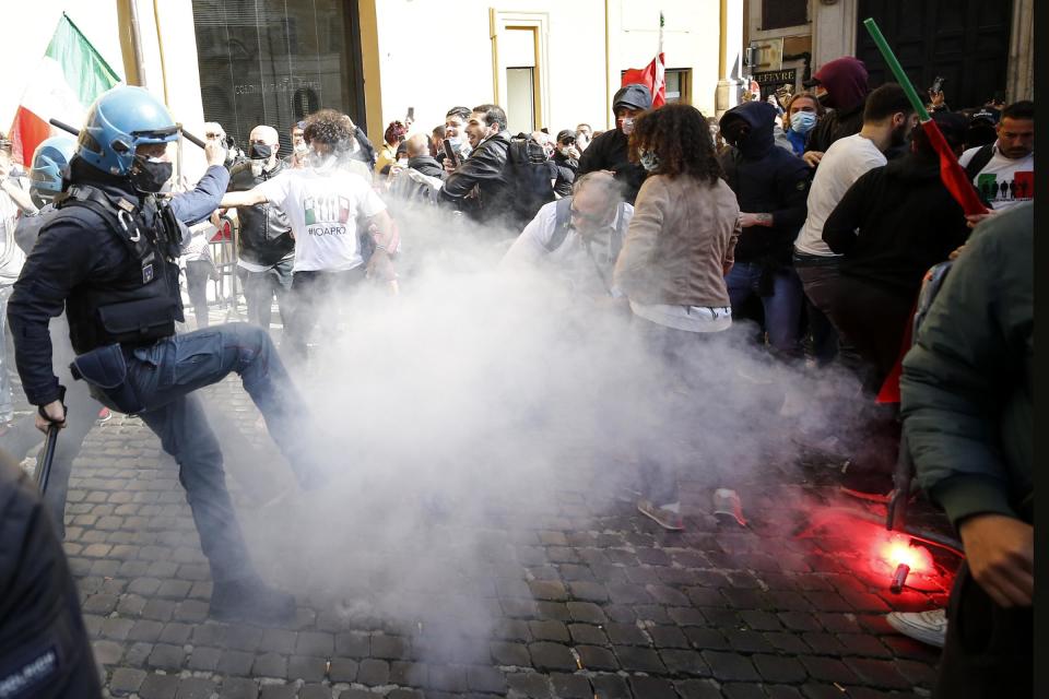 <p>La polizia ha effettuato diverse cariche quando i manifestanti hanno tentato di forzare il cordone delle forze dell'ordine. Tra i manifestanti che hanno dato vita al sit in davanti alla Camera si sarebbero infiltrati diversi gruppi di estremisti con l'obiettivo di strumentalizzare il disagio sociale e far salire la tensione. E' la lettura che arriva da fonti investigative che in queste ore stanno ricostruendo quanto avvenuto in piazza Montecitorio. (Foto Cecilia Fabiano/ LaPresse)</p> 