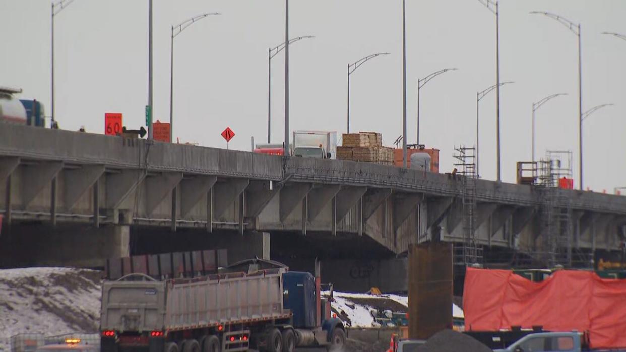 The Quebec Transport Ministry says teams are working around the clock to repair structural issues on the Île-aux-Tourtes bridge. (Radio-Canada - image credit)