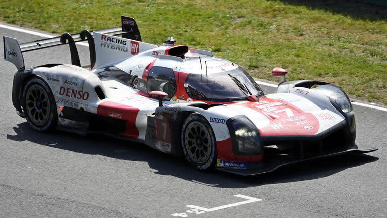 El Toyota GR010 Hybrid de Toyota Gazoo Racing, conducido por Mike Conway de Gran Bretaña, Kamui Kobayashi de Japón y José María López de Argentina