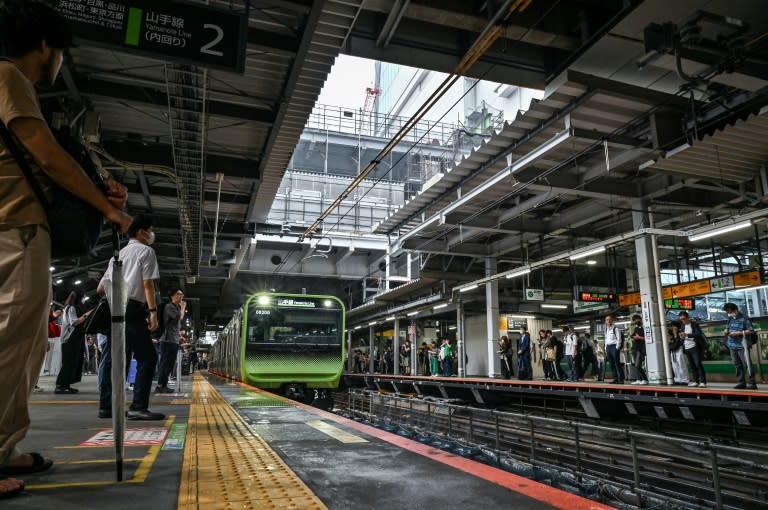 Un métro entre dans la station de Shibuya sur la ligne Yamanote, le 28 juin 2024 à Tokyo (Richard A. Brooks)