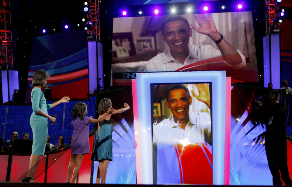 Ein Familienleben im Schatten der Präsidentschaft: Michelle Obama mit Sasha und Malia im Wahlkampf 2008. (Bild: REUTERS/Brian Snyder)