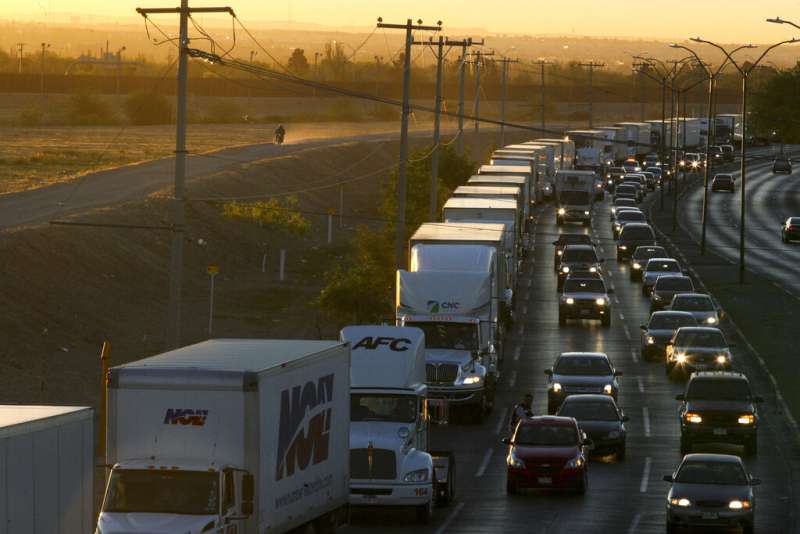 美國與墨西哥邊境的車流。（AP）