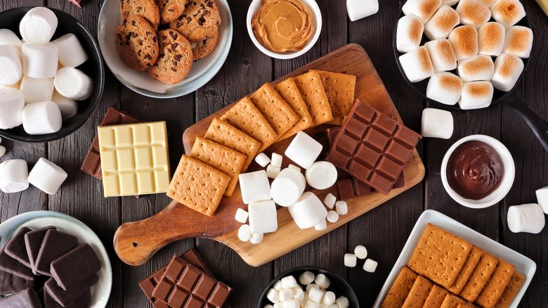 Cutting board with different s'mores ingredients