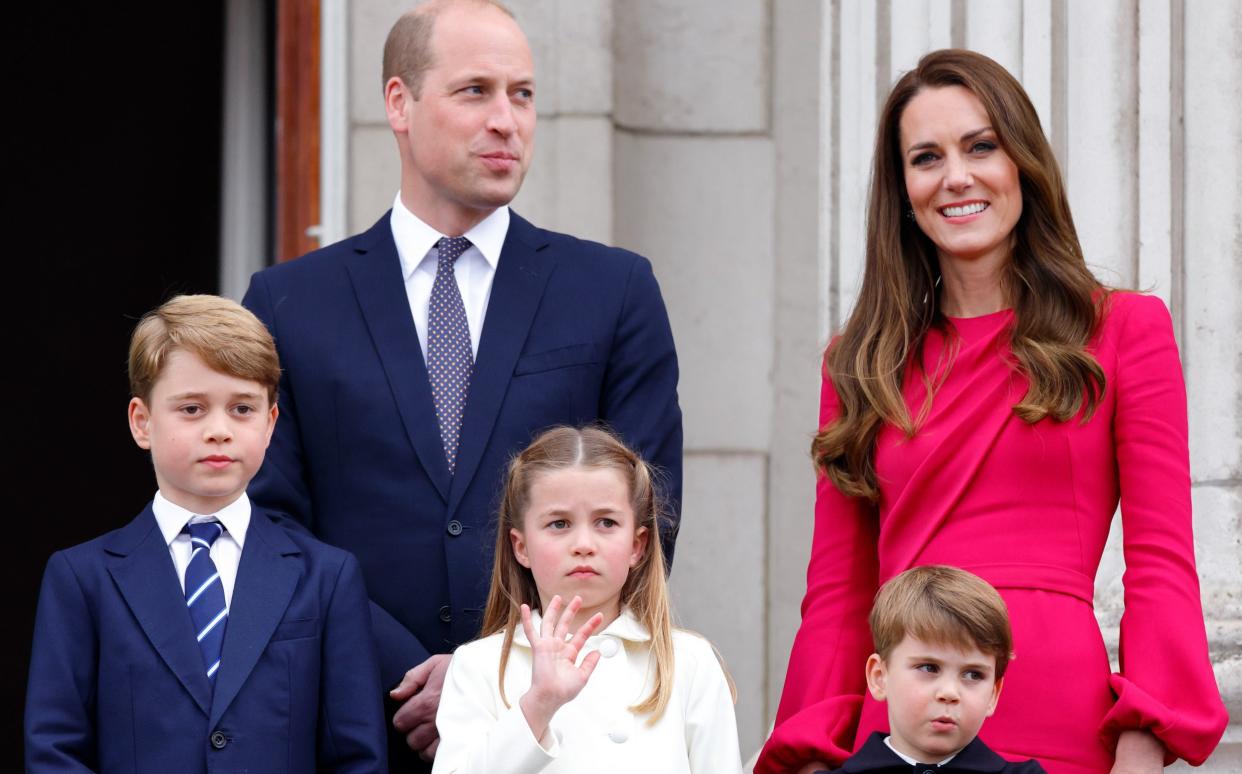 The Duke and Duchess of Cambridge with their three children, George, Charlotte and Louis, on the balcony of Buckingham Palace following the Platinum Pageant - Max Mumby/Indigo