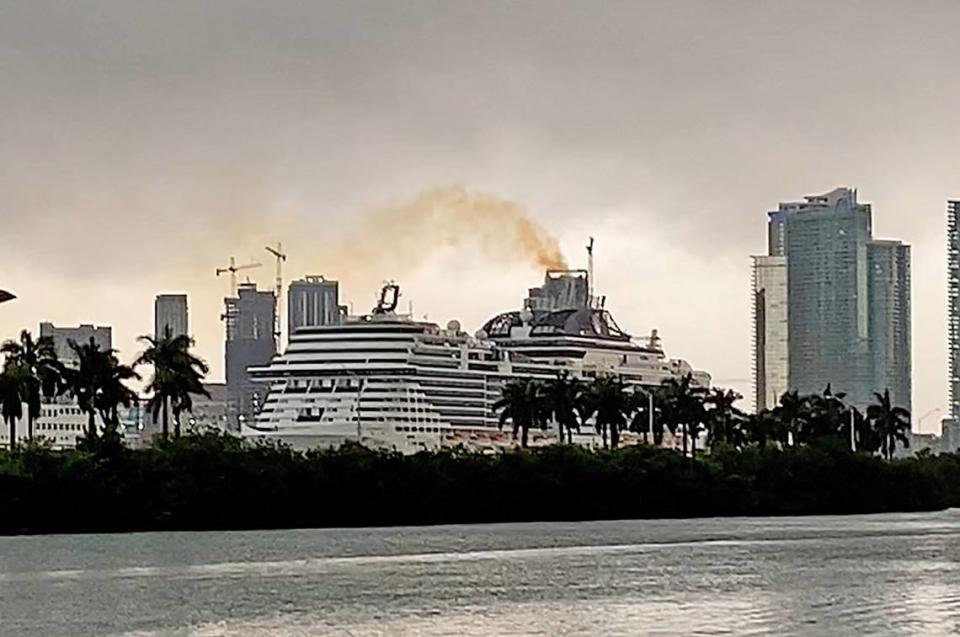 Desde su casa en Palm Island, Tom Sullivan vio al crucero MSC Meraviglia expulsando gases mientras estaba atracado en PortMiami el 16 de febrero de 2021. El MSC Meraviglia está equipado para poder apagar su motor y enchufarse mientras está en el puerto, pero PortMiami no cuenta con energía en tierra.