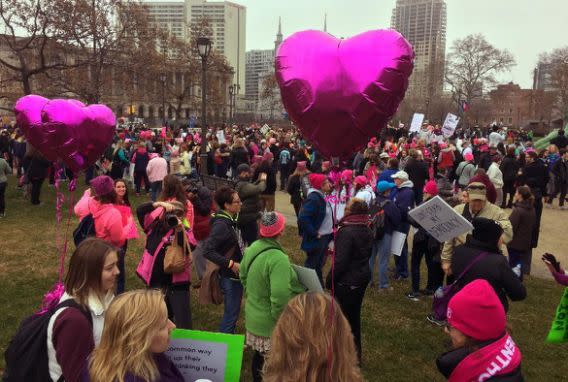 Mujeres marchan en Washington y en el resto del mundo en 1er día completo de Trump