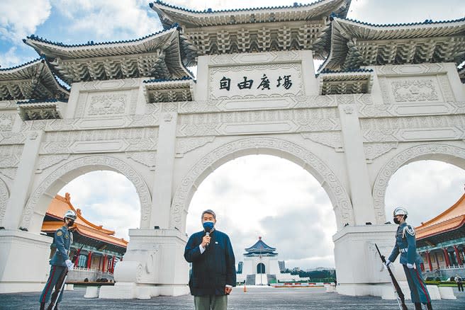 促轉會拋出將中正紀念堂改制為反省威權歷史公園方案，並規劃移除先總統蔣中正銅像，孫文學校總校長張亞中（中）20日發起「善報蔣中正」動員令，號召群眾23日在中正紀念堂集結，以手牽手的方式護中正，張直言，這是屬於所有人的事情，希望立委蔣萬安、國民黨主席朱立倫、台灣民眾黨主席柯文哲還有新黨主席皆能參與。（郭吉銓攝）