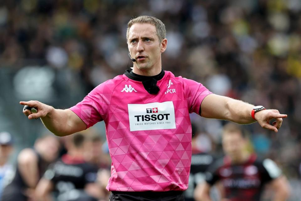 Referee Andrew Brace signals a referral to the TMO  (Getty Images)