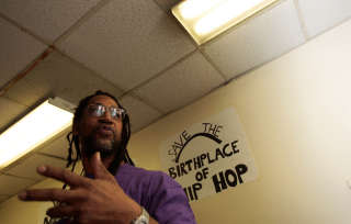 DJ Kool Herc en janvier 2023. La soirée du 11 août 1973 au 1520 Sedgwick Avenue a été organisée par Cindy Campbell, la petite sœur de l’artiste. En novembre dernier, Clive Campbell, le vrai nom de Kool Herc, a été intronisé au Rock & Roll Hall of Fame pour sa “contribution fondamentale à la pop culture”, rapporte le “Los Angeles Times”. . PHOTO CHRIS HONDROS/GETTY IMAGES/AFP