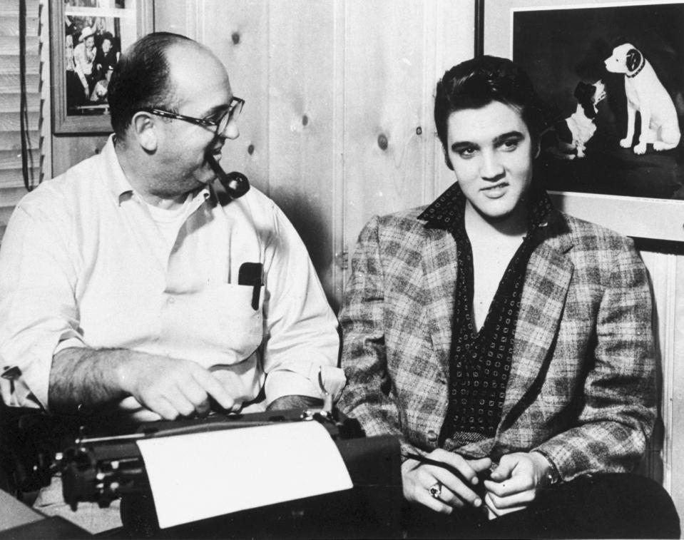 ARCHIVO - Tom Parker, izquierda, de Madison, Tennessee, mira a su protegido Elvis Presley, el 7 de enero de 1957. Arthur Crudup escribió la canción que se convirtió en el primer sencillo de Elvis, "That's All Right," pero no recibió casi nada de regalías a cambio. (The Tennessean vía AP, archivo)