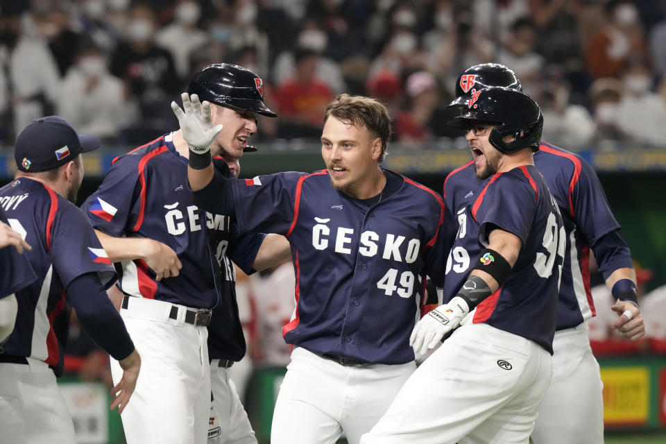 El checo Martin Muzik celebra tras sacudir un jonrón de tres carreras en el noveno inning de un partido del Grupo B del Clásico Mundial contra China, en el Dome de Tokio, Japón, el 10 de marzo de 2023. (AP Foto/Eugene Hoshiko)