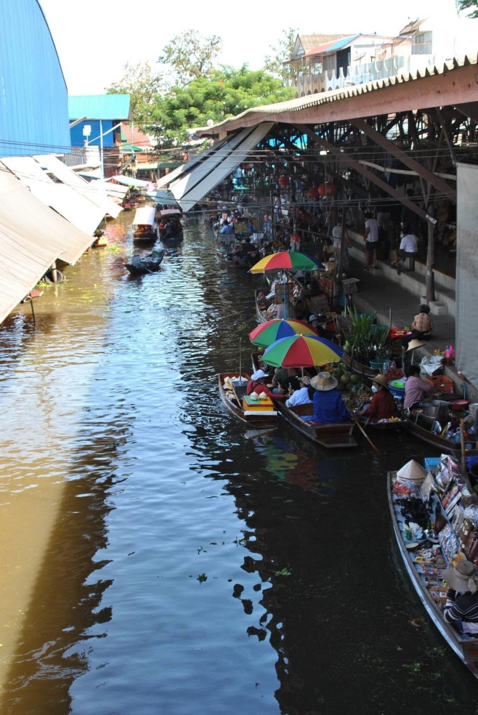 Asiatique, un centro comercial con puesto callejeros flotantes en la rivera del Chao Praya, es otro lugar interesante.