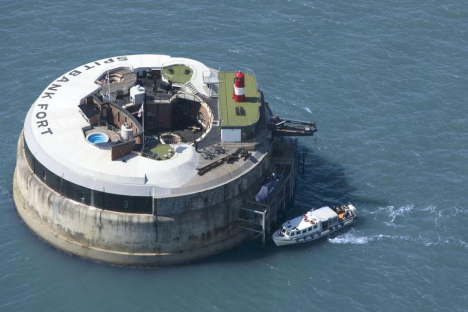 En la imagen, Spitbank Fort, una de las tres antiguas fortalezas militares situadas en la costa sur de Inglaterra, frente a la ciudad de Portsmouth, que se encuentran a la venta. Fueron ordenadas construir en 1859 para defenderse en caso de una invasión francesa. (Foto: <a href="http://www.struttandparker.com/properties/gunwharf-quays" rel="nofollow noopener" target="_blank" data-ylk="slk:Strutt & Parker;elm:context_link;itc:0;sec:content-canvas" class="link ">Strutt & Parker</a>).