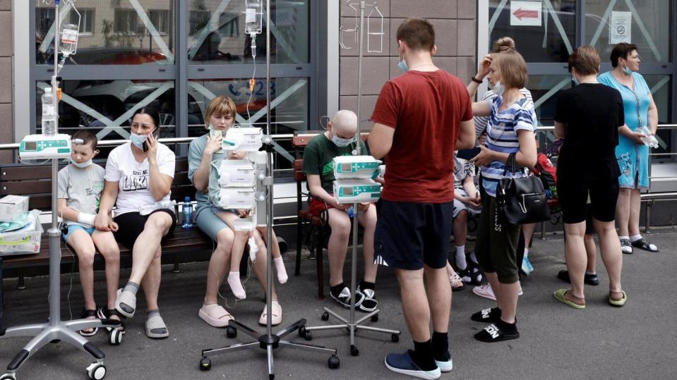 Child patients on drips wait to be evacuated after the strike on the Ohmatdyt hospital in Kyiv. Photo: 8 July 2024