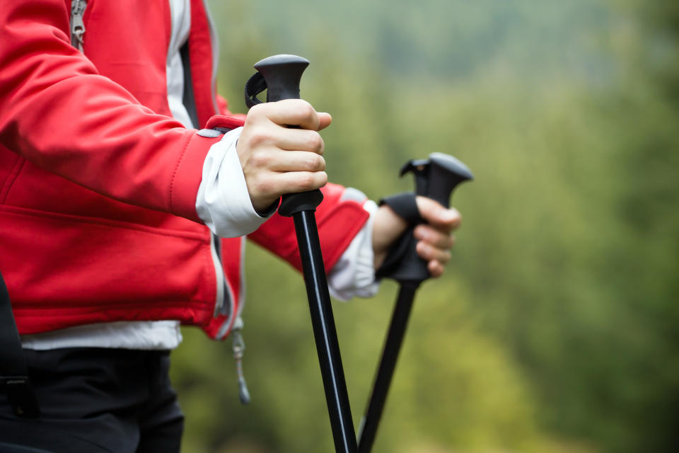 北歐式健走有哪些好處？減少背部和膝蓋關節壓力，走路時使用健身杖可以通過手臂和軀幹分散重量，等於就像是有了四隻腳在走路（示意圖/Getty Image）
