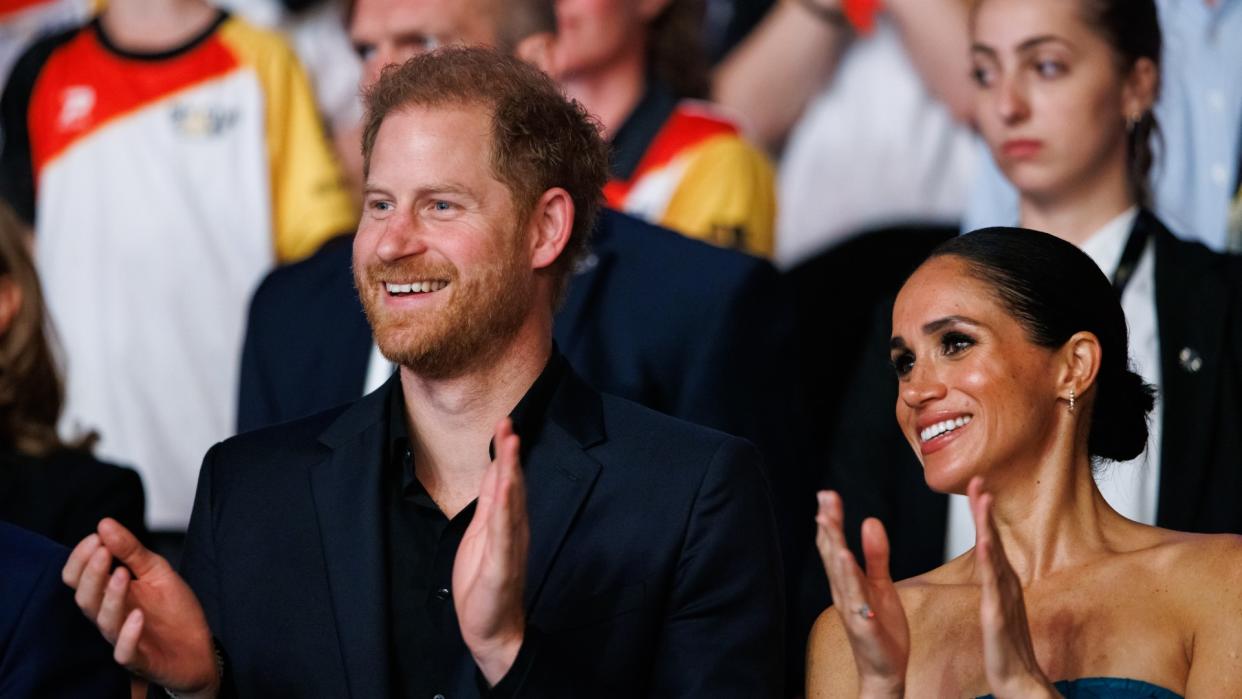  Prince Harry and his wife Meghan Markle clap and smile during the closing ceremony of the Invictus Games Düsseldorf 2023. 