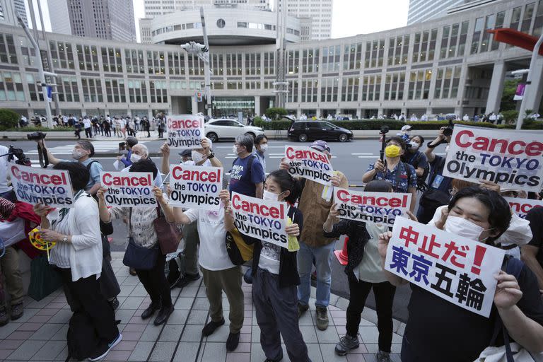 Manifestantes contrarios a la realización de los Juegos Olímpicos de Tokio se hacen escuchar frente a la municipalidad de la capital japonesa el 23 de junio del 2021. (AP Photo/Eugene Hoshiko)