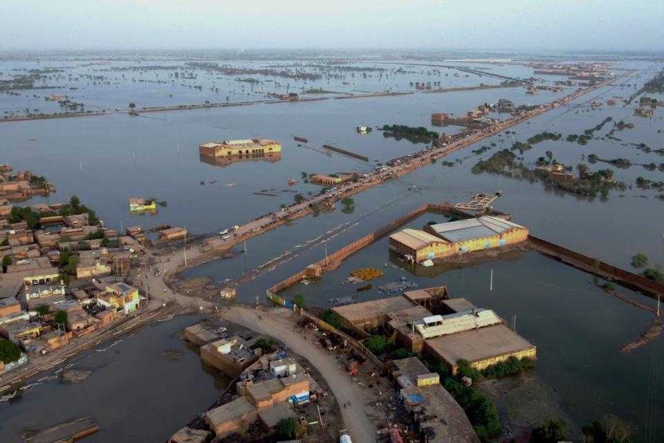 Las casas están rodeadas por las inundaciones en la ciudad de Sohbat Pur, un distrito de la provincia suroccidental de Baluchistán en Pakistán (AP)