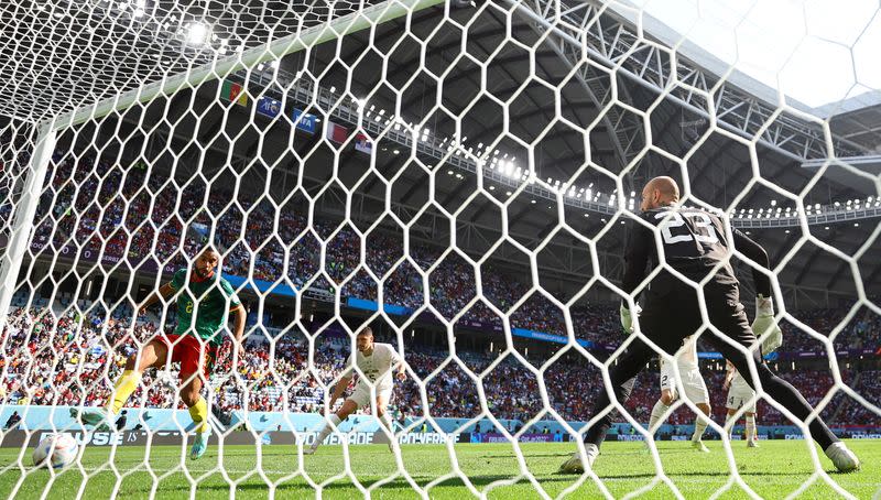 Foto del lunes del futbolista de Camerun Jean-Charles Castelletto marcando ante Serbia