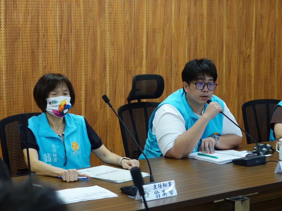 魏嘉彥（右）上任第一個颱風，召開防災先期準備會議。（圖：花蓮市公所提供）