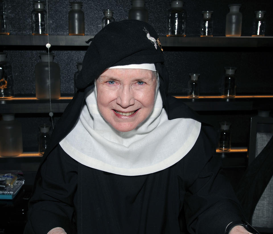 Dolores Hart se mantiene conectada a Hollywood a su manera. (Foto de Bobby Bank/Getty Images)