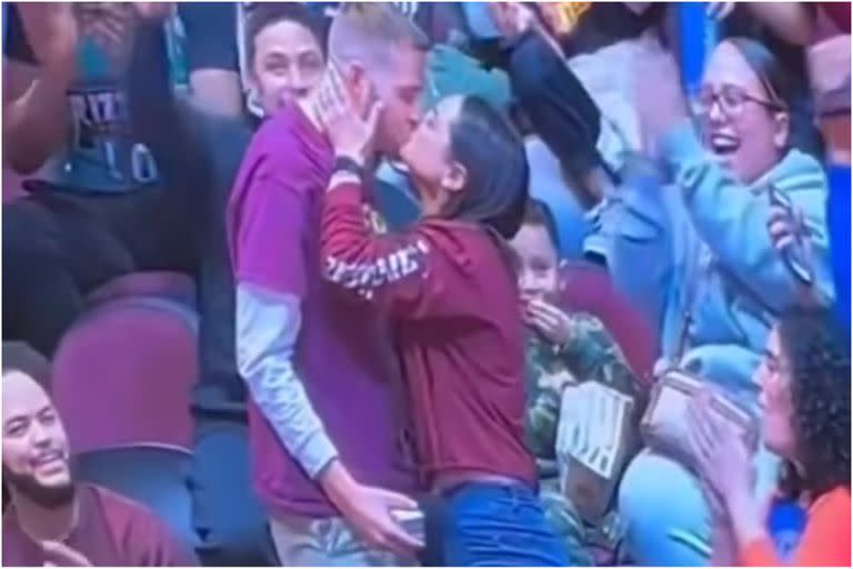 La ovación del público tras la propuesta de casamiento vía Kiss Cam (Foto: captura de pantalla)