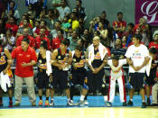 Rain or Shine players lock arms as they sense impending victory. (Yahoo! PH Sports)