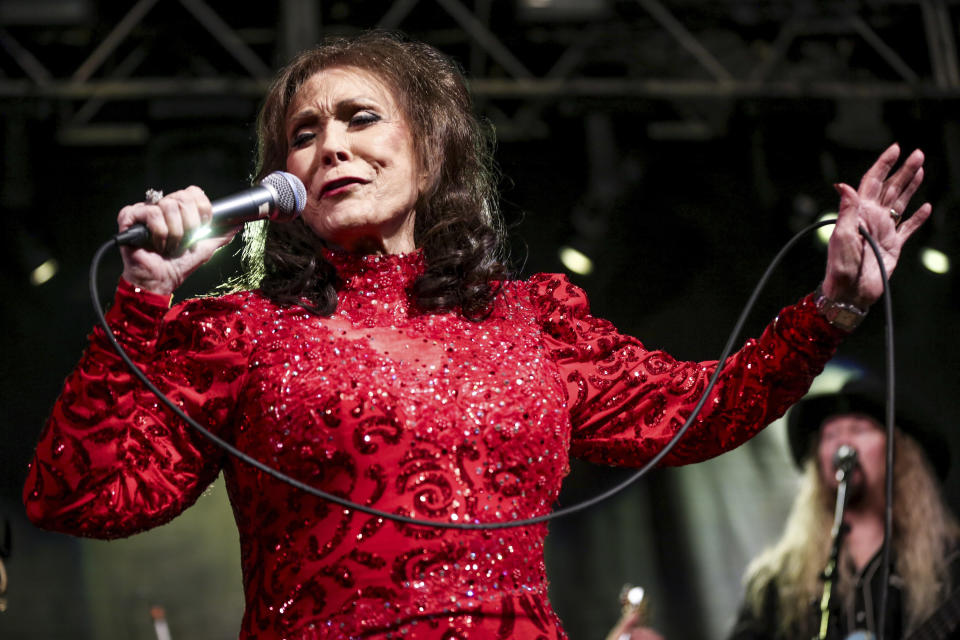 ARCHIVO - Loretta Lynn durante su presentación en el BBC Music Showcase en el festival South By Southwest el 17 de marzo de 2016 en Austin, Texas. Lynn, la hija de un minero de carbón en de Kentucky que se convirtió en un pilar de la música country ha fallecido. La familia de Lynn dijo que murió el 4 de octubre en su casa de Tennessee. Tenía 90 años. (Foto Rich Fury/Invision/AP, archivo)