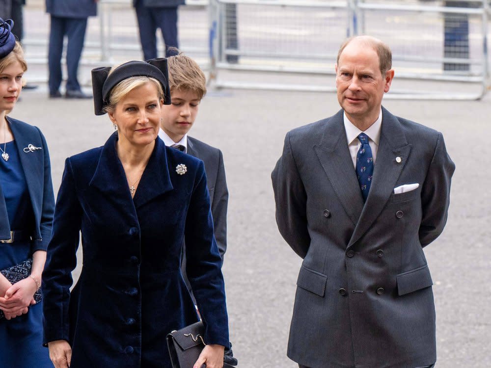 Mit ihrer diesjährigen Weihnachtskarte gedenken Prinz Edward und Ehefrau Sophie der verstorbenen Queen. (Bild: imago/PPE)