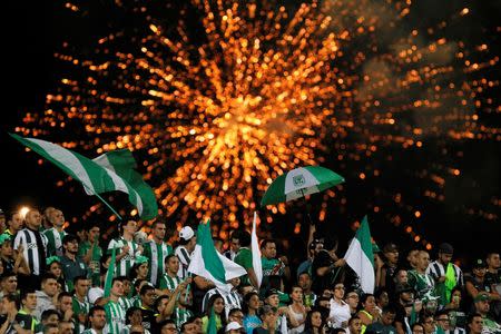 Fútbol - Atlético Nacional vs Independiente del Valle - Copa Libertadores - Final - Colombia – Estadio Atanasio Girardot, Medellín, Colombia, 27/7/16- Aficionados de Atlético Nacional animan a su equipo en la final de la Copa Libertadores. Atlético Nacional de Colombia se coronó el miércoles campeón de la Copa Libertadores de América tras derrotar por 1-0 a Independiente del Valle de Ecuador, un triunfo que le permitió ganar por segunda vez en su historia el máximo torneo del fútbol continental a nivel de clubes. REUTERS/Fredy Builes