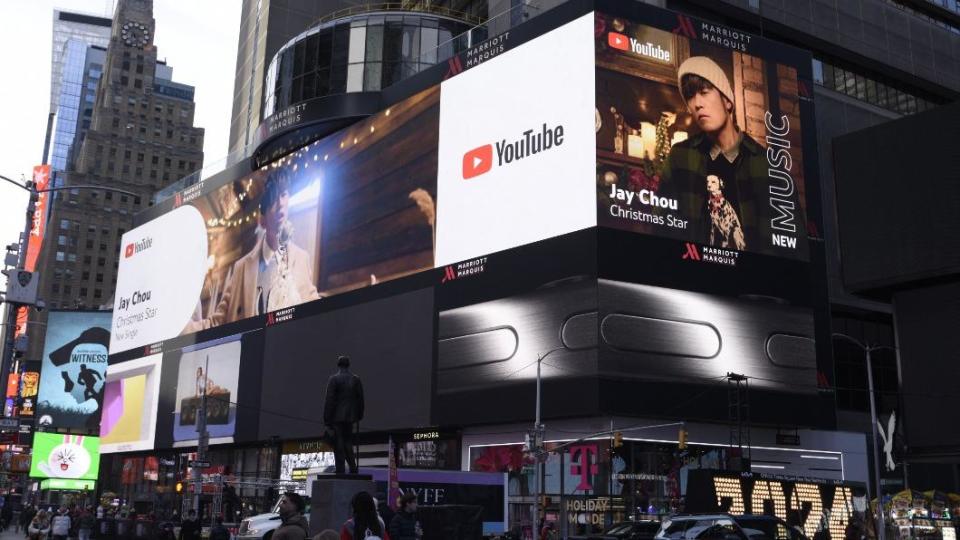 紐約時代廣場也有周董新歌MV強力放送。（圖／杰威爾提供）