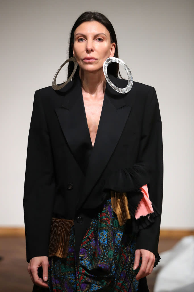 <p><span>Nach der Berlin Fashion Week war klar, wo der Trend hingeht: Je größer die Ohrringe, desto besser. Nicht nur Designerin Lou de Bètoly ließ ihre Models mit überdimensionalen Ohrschmuck üben den Runway laufen, auch Modeschöpfer Dawid Tomaszewski setzte auf Statement-Schmuck bei der Präsentation der Herbst-/Wintermode 2019/20. (Bild: Andreas Rentz/Getty Images for Der Berliner Salon)</span> </p>