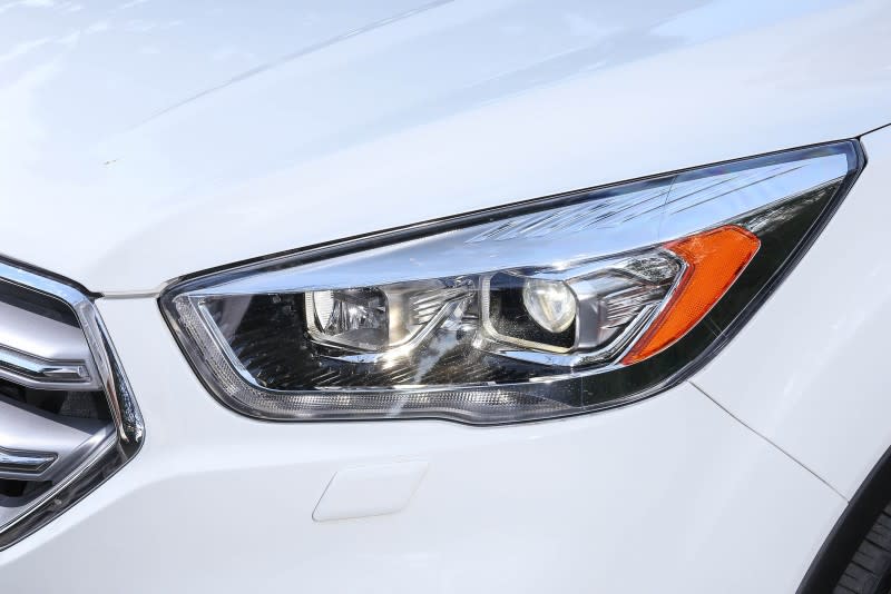 Kuga高階車型也配備AFS主動轉向頭燈與自動遠光燈功能，前者不僅可於彎道中照明轉向路徑，後者還可在道路光源缺乏時自動開啟遠光燈，當有來車時則會自動切換近光燈，顧及自身與其他用路者的行車安全。