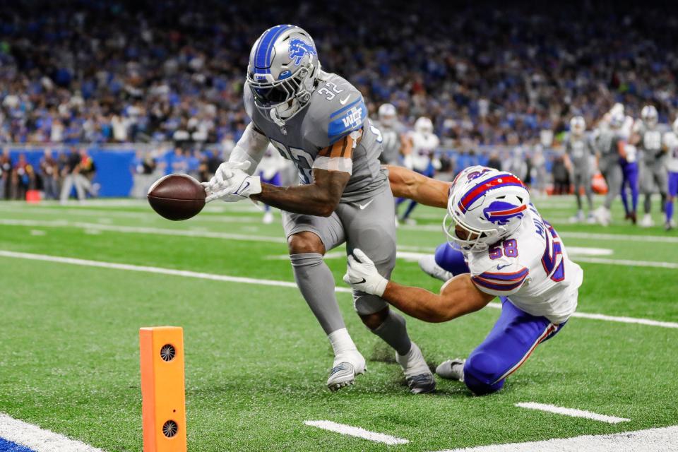 Detroit Lions running back D'Andre Swift (32) drops a pass intended for him against Buffalo Bills linebacker Matt Milano (58) during the second half at Ford Field in Detroit on Thursday, Nov. 24, 2022.