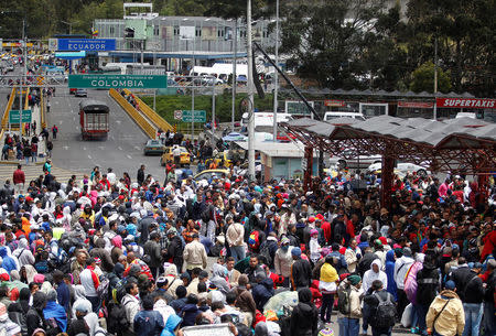 Venezuelan migrants stand in line to register their exit from Colombia before entering into Ecuador, at the Rumichaca International Bridge, Colombia August 9, 2018. REUTERS/Daniel Tapia