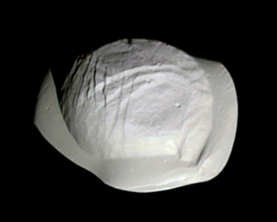 Imagen tomada por la sonda Cassini de Pan, la luna de Saturno que parece un ravioli. En la mitología griega, Pan era el dios de los pastores y rebaños. <a href="https://photojournal.jpl.nasa.gov/catalog/PIA21449" rel="nofollow noopener" target="_blank" data-ylk="slk:NASA;elm:context_link;itc:0;sec:content-canvas" class="link ">NASA</a>, <a href="http://creativecommons.org/licenses/by/4.0/" rel="nofollow noopener" target="_blank" data-ylk="slk:CC BY;elm:context_link;itc:0;sec:content-canvas" class="link ">CC BY</a>